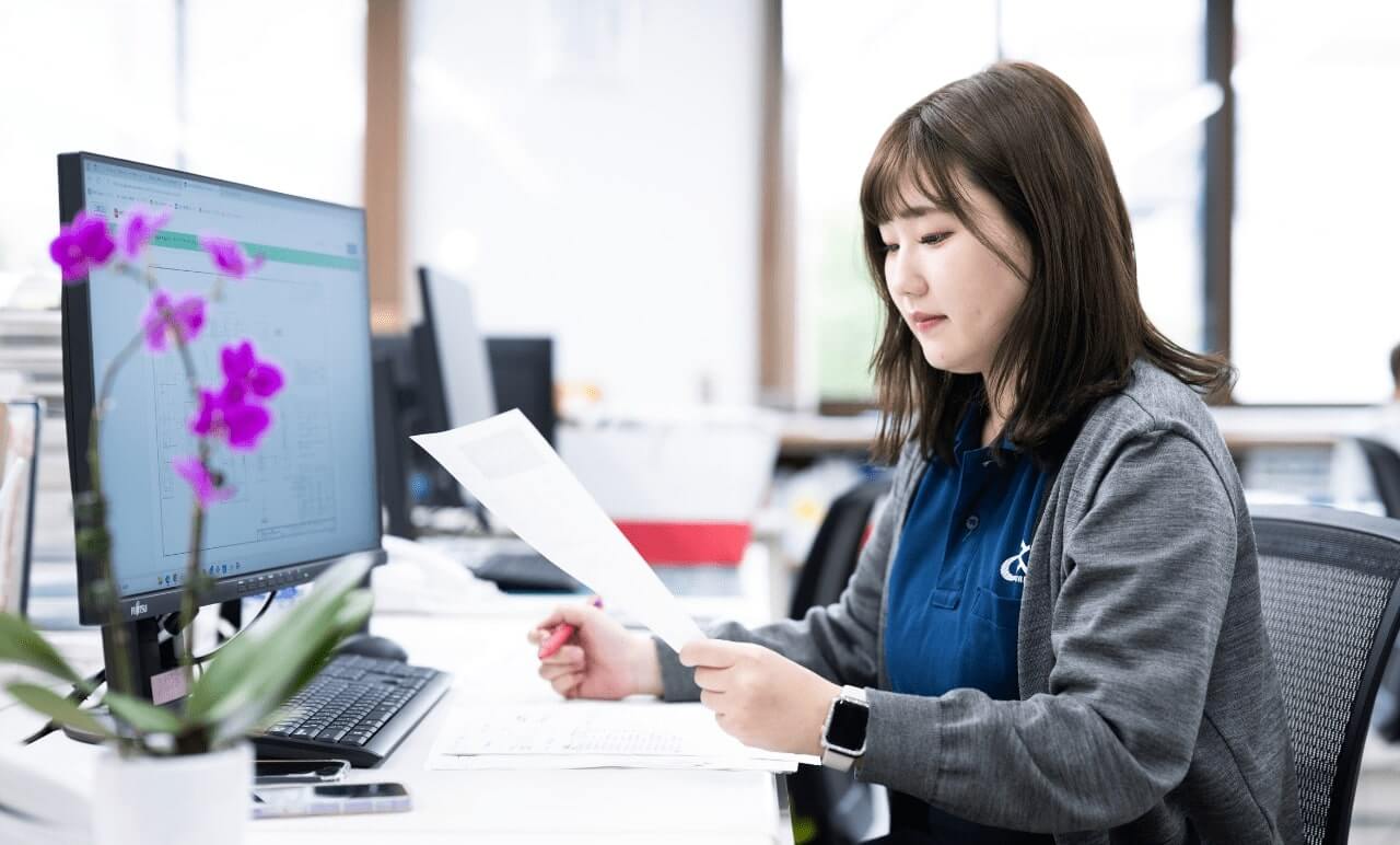 資料を眺める女性写真