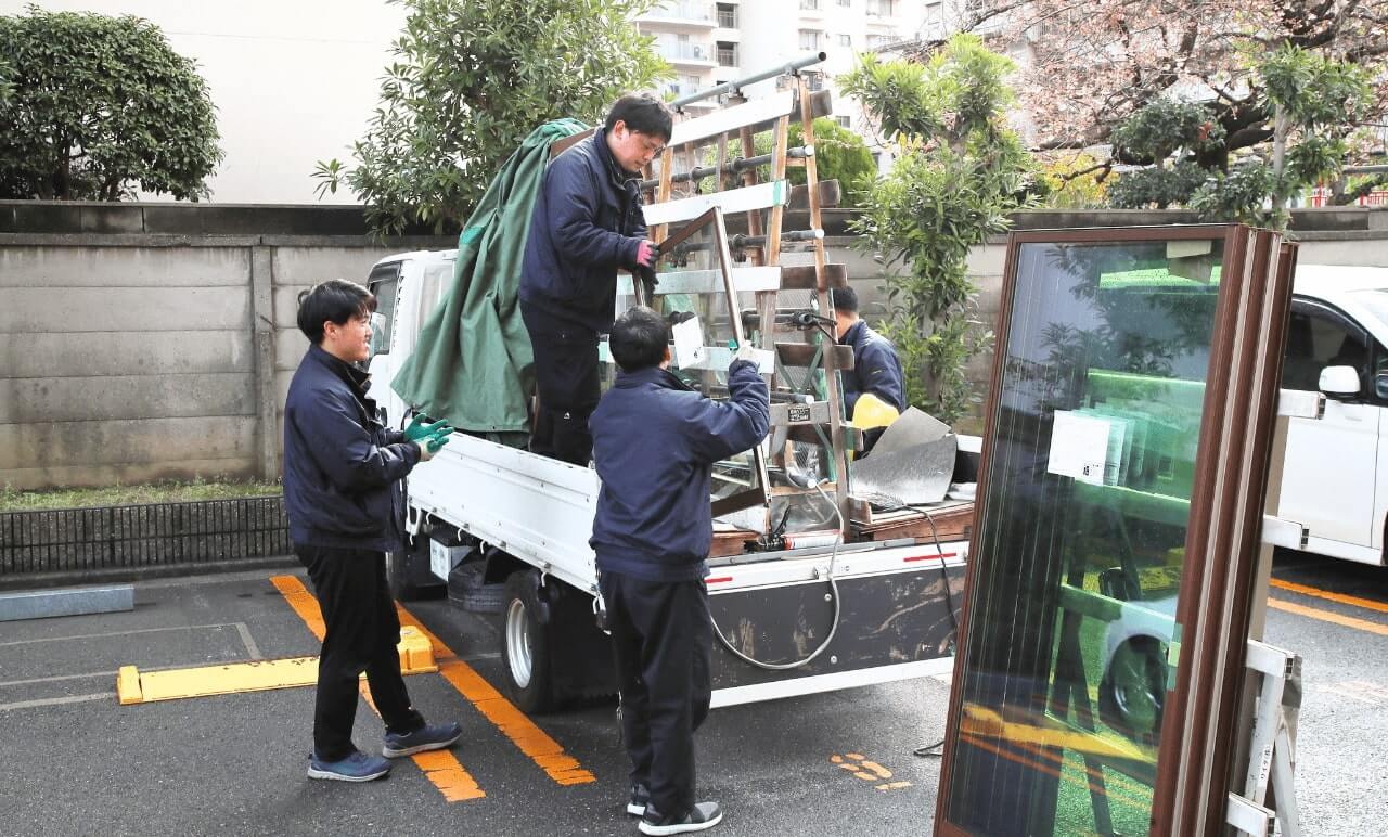 軽トラの上で組み立て作業をする社員たち